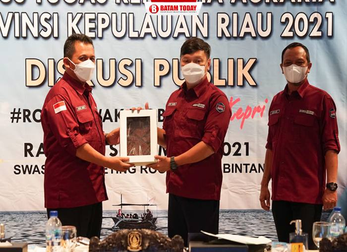 Pemberian cinderamata di acara rakor GTRA terintegrasi Provinsi Kepri
